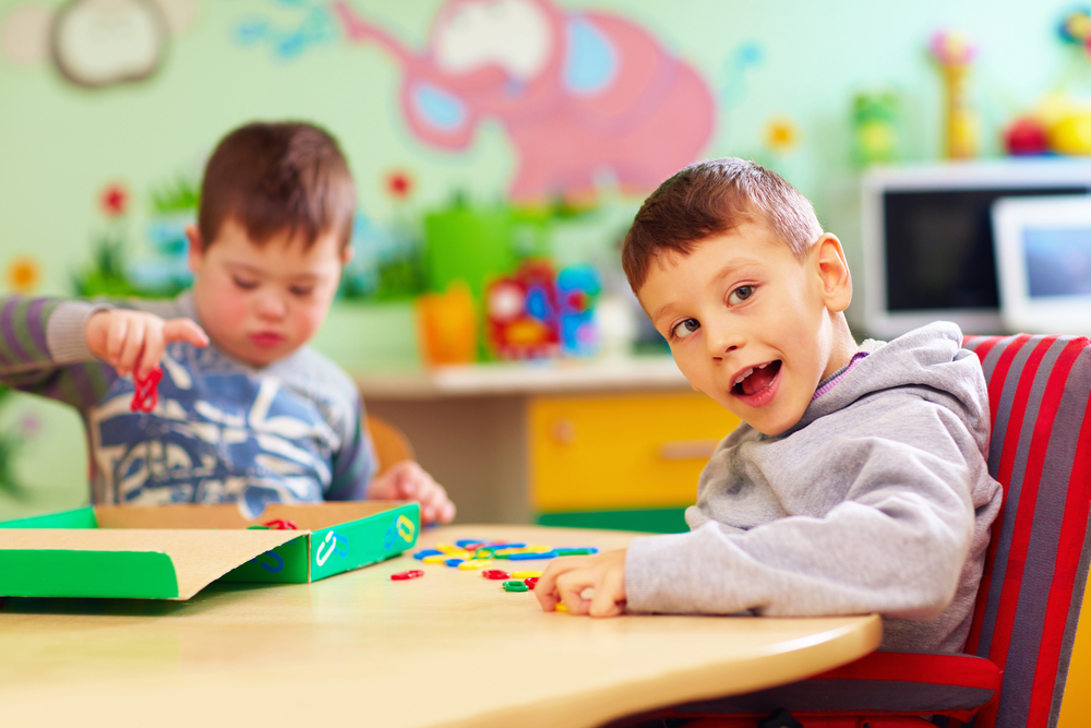 2 Kinder die im Gebäude zusammen ein Geschicklichkeitsspiel spielen